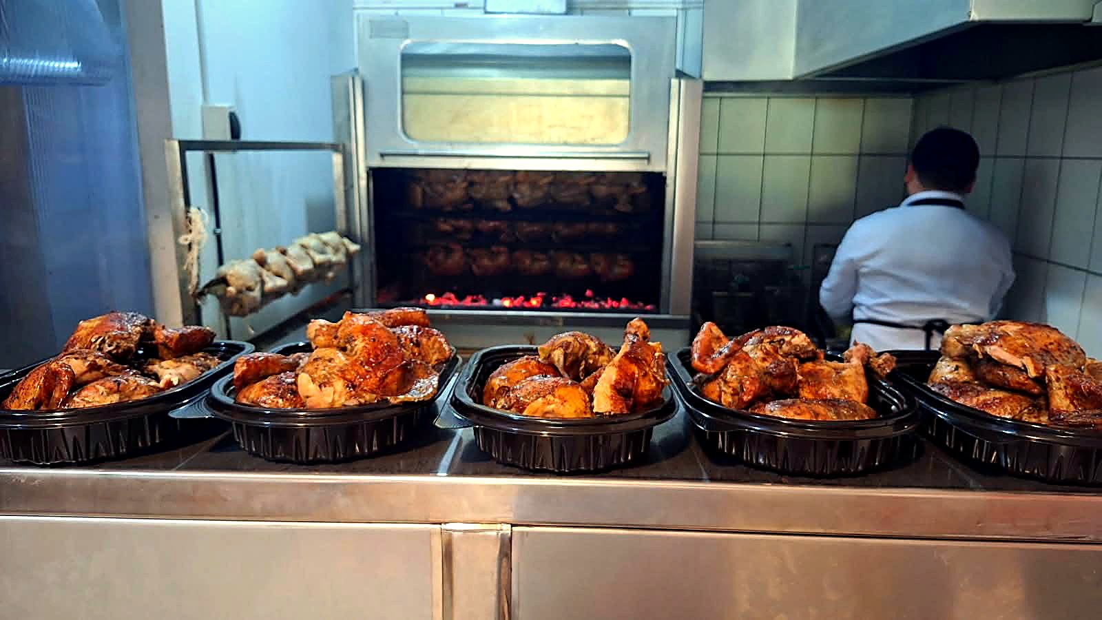 Pollos en el horno a la leña de Fogata Brava